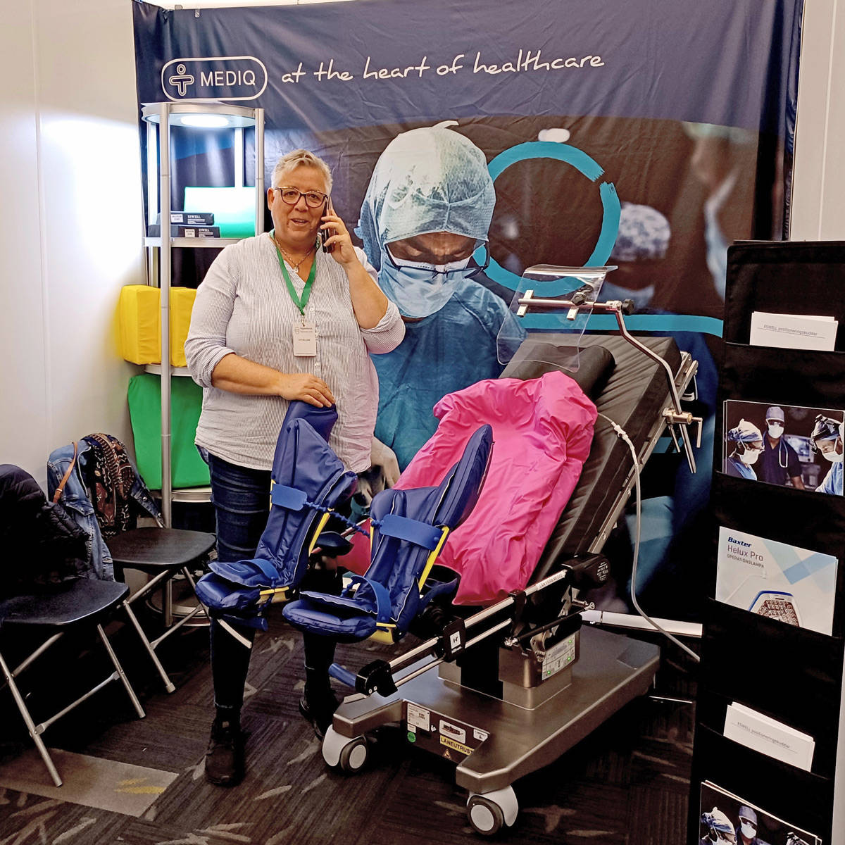 kvinna bakom operationsbord med positioneringskuddar