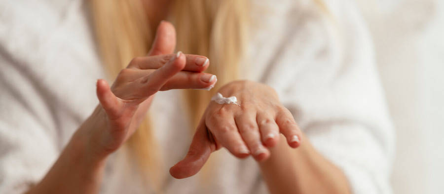 Handkräm smörjas på hand