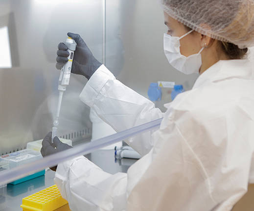 kvinna fyller rör med pipett