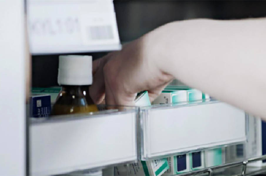 Händer som greppar medicinaskar