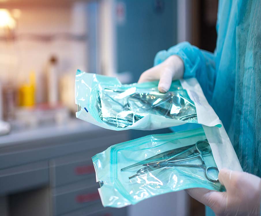 Läkare håller i steriliseringsmaterial
