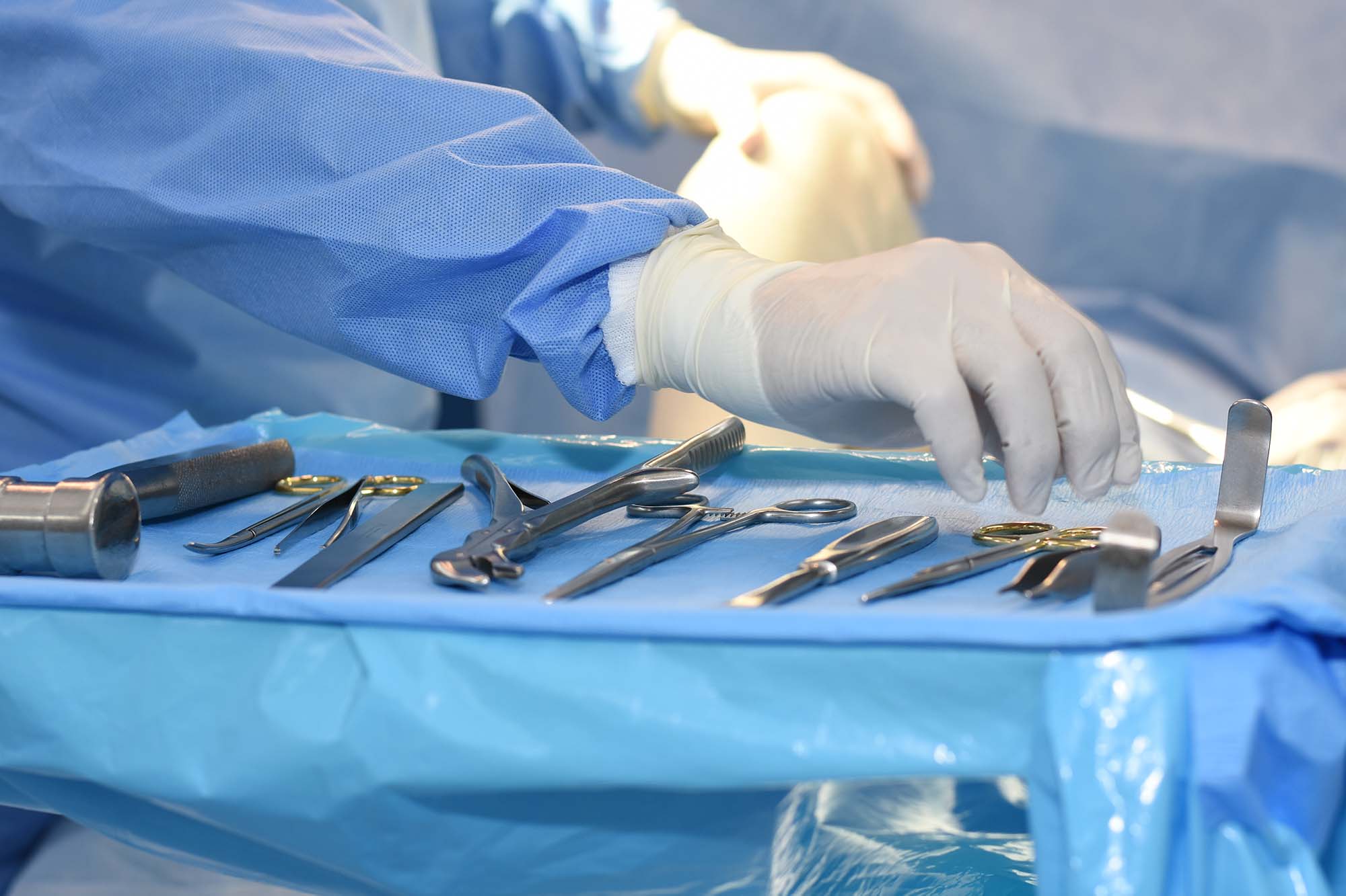 Läkare väljer operationsinstrument